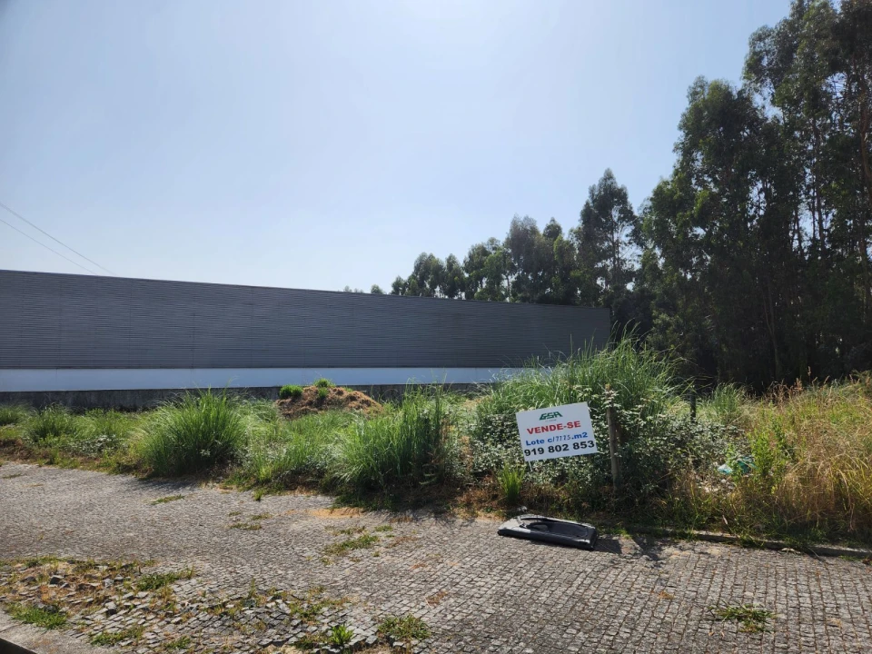 Terreno Comércio / Armazém para Venda em Cidade da Maia Foto 1