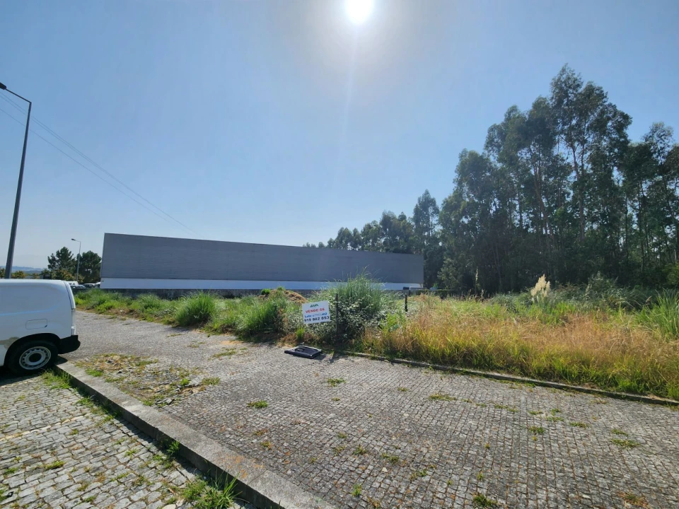 Terreno Comércio / Armazém para Venda em Cidade da Maia Foto 2