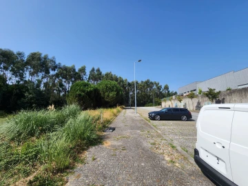 Terreno Comércio / Armazém para Venda em Cidade da Maia