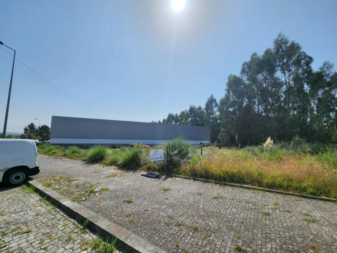 Terreno Comércio / Armazém para Venda em Cidade da Maia Foto 2