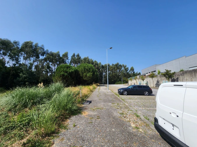 Terreno Comércio / Armazém para Venda em Cidade da Maia Foto 3