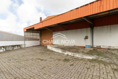 Armazém para Venda em Santa Maria de Lamas