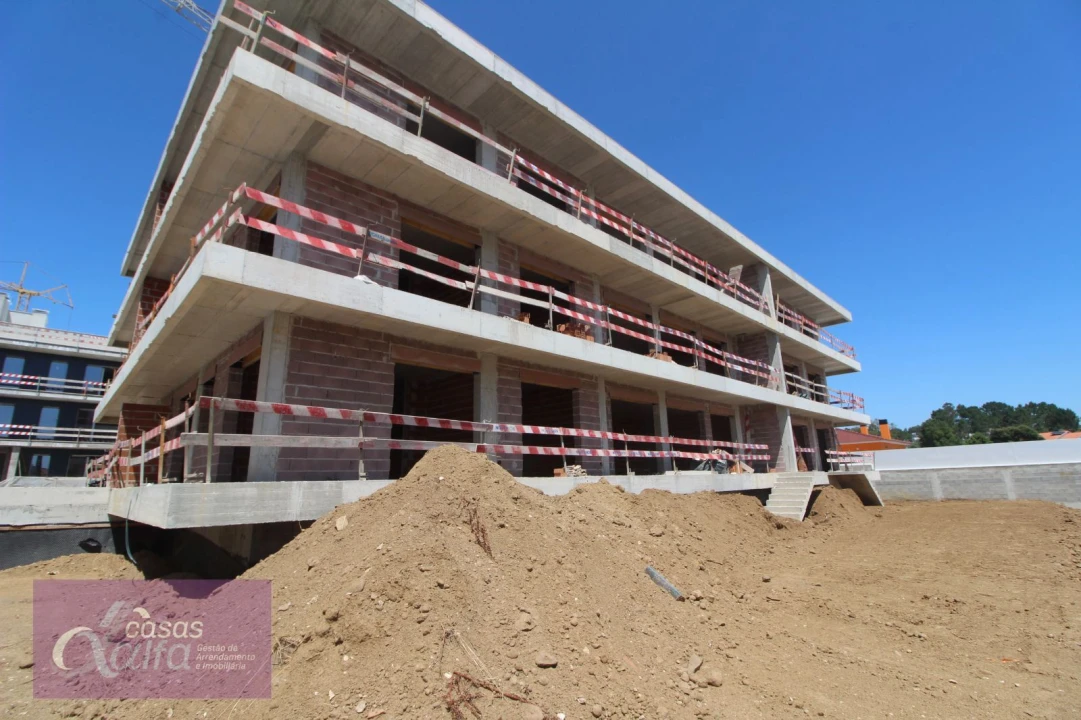 Apartamento T4 para Venda em Parceiros e Azoia Foto 14