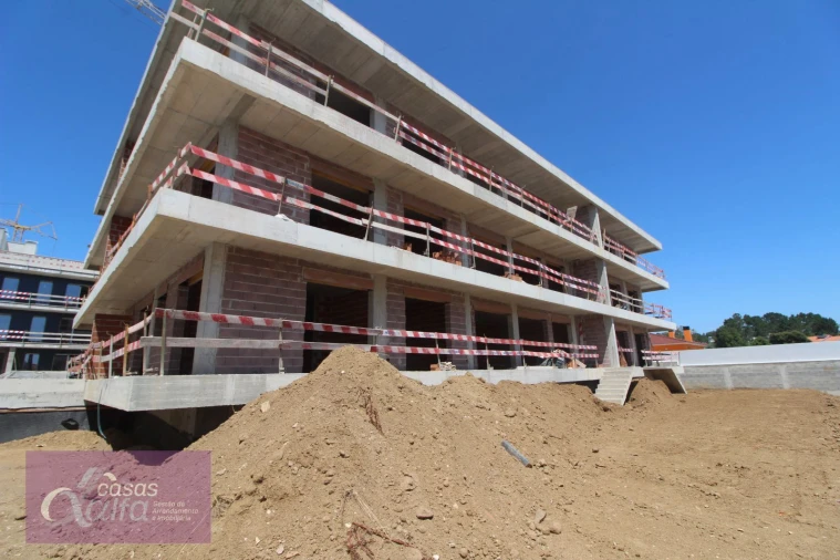 Apartamento T4 para Venda em Parceiros e Azoia Foto 14