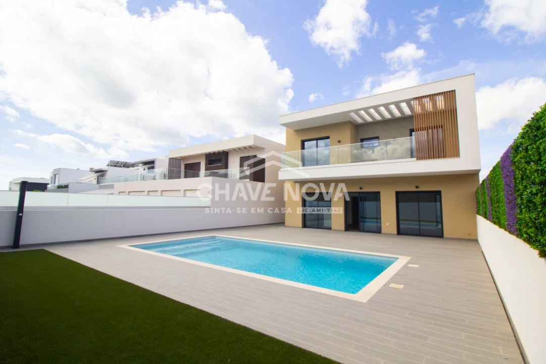 Moradia T4 para Venda em Quarteira Foto 1