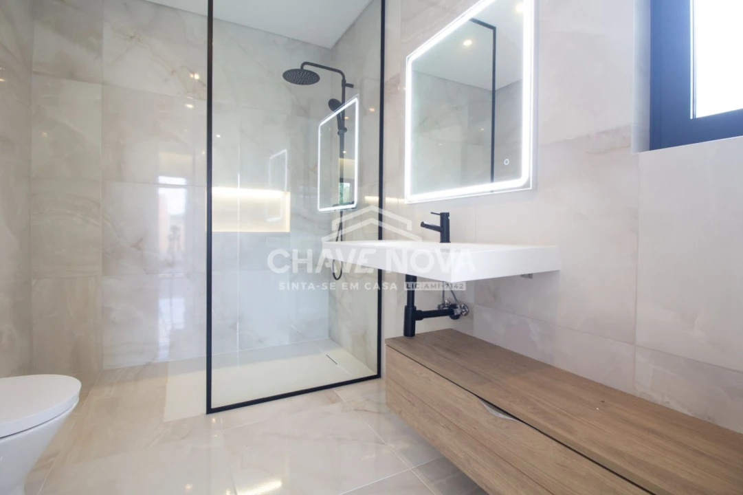 Moradia T4 para Venda em Quarteira Foto 13