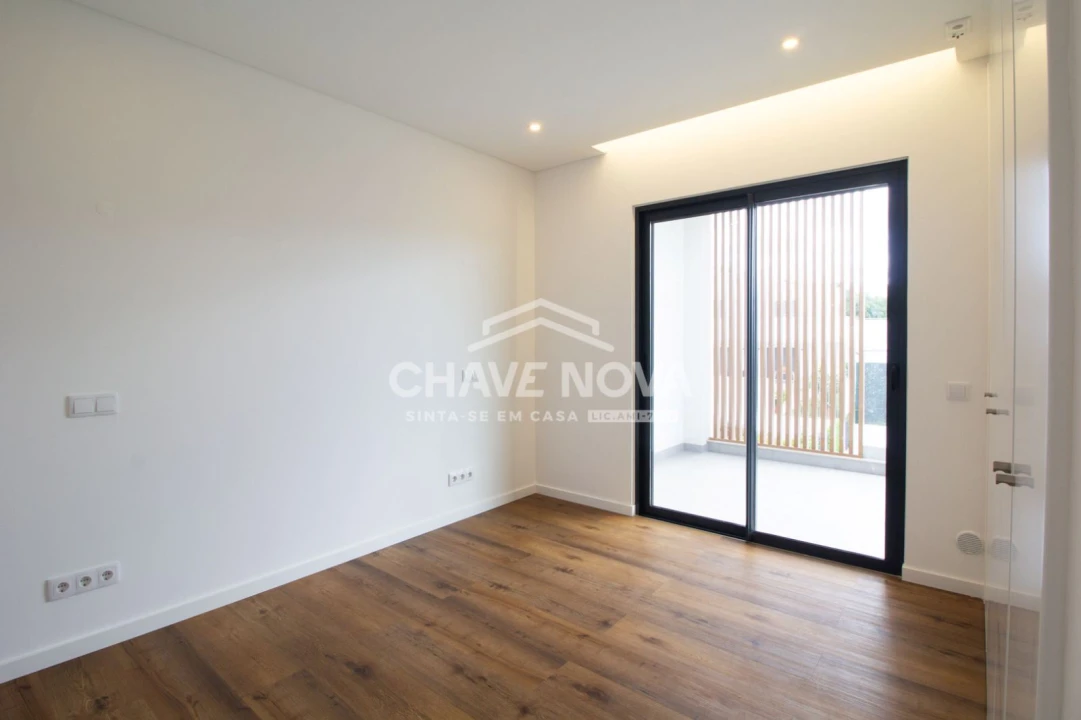 Moradia T4 para Venda em Quarteira Foto 14