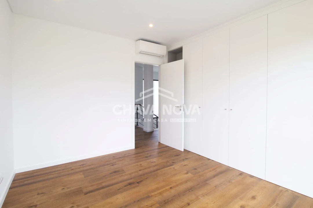 Moradia T4 para Venda em Quarteira Foto 18