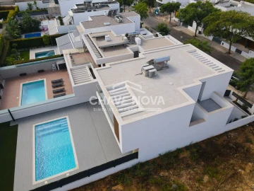 Moradia T4 para Venda em Quarteira