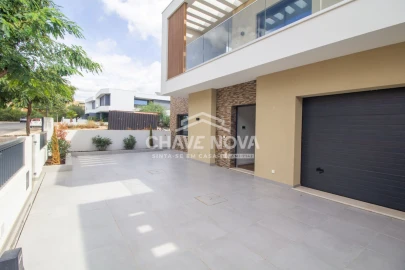 Moradia T4 para Venda em Quarteira