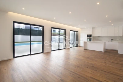 Moradia T4 para Venda em Quarteira