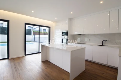 Moradia T4 para Venda em Quarteira