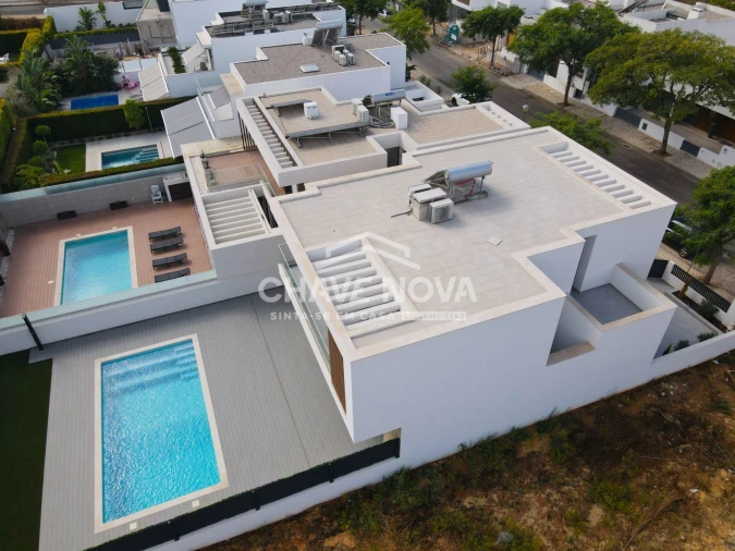 Moradia T4 para Venda em Quarteira Foto 3