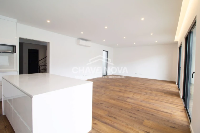 Moradia T4 para Venda em Quarteira Foto 9