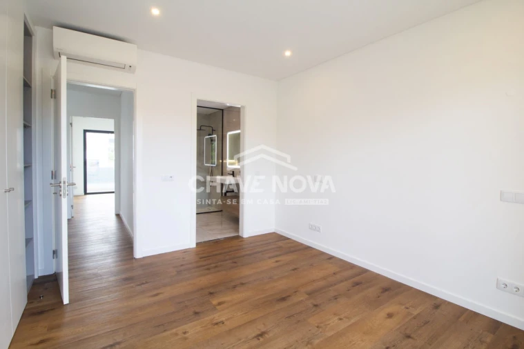 Moradia T4 para Venda em Quarteira Foto 17