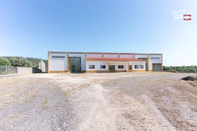 Armazém para Arrendamento em Moitas Venda