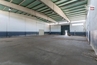 Armazém para Arrendamento em Moitas Venda