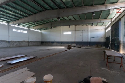 Armazém para Arrendamento em Moitas Venda