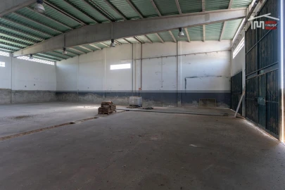 Armazém para Arrendamento em Moitas Venda