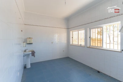 Armazém para Arrendamento em Moitas Venda