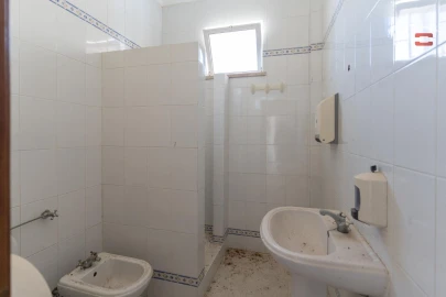 Armazém para Arrendamento em Moitas Venda