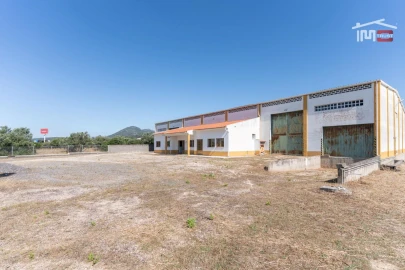 Armazém para Arrendamento em Moitas Venda