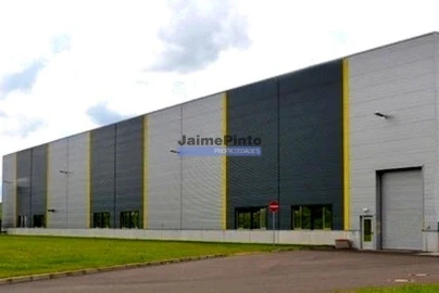 Armazém para Venda em Oliveirinha