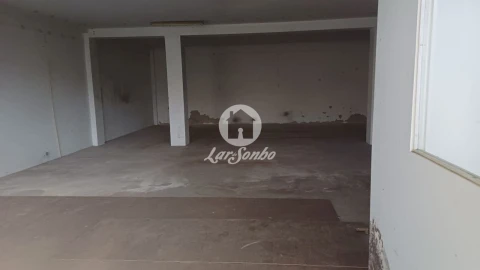 Armazém para Venda em Cristelos, Boim e Ordem