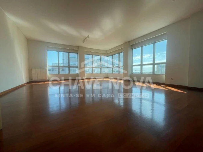 Apartamento T4 para Venda em Ramalde Foto 2