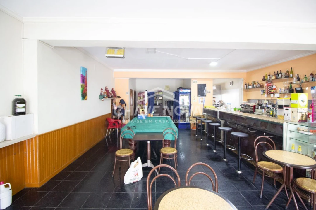 Loja para Trespasse em Oliveira do Douro Foto 3