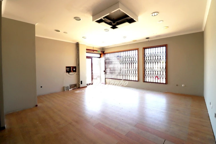 Loja para Arrendamento em Esmoriz Foto 3