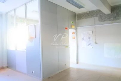 Loja para Venda em Santo António dos Cavaleiros e Frielas