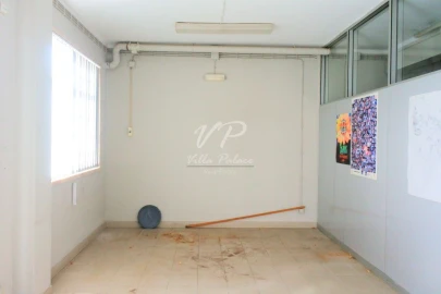 Loja para Venda em Santo António dos Cavaleiros e Frielas