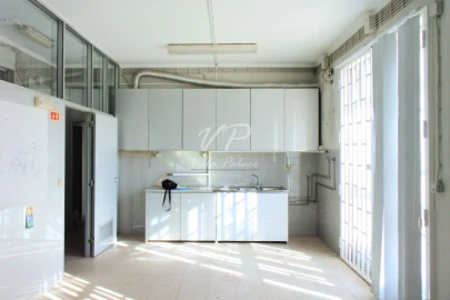 Loja para Venda em Santo António dos Cavaleiros e Frielas