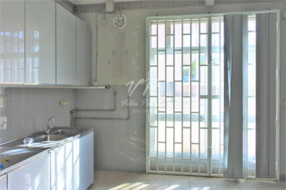 Loja para Venda em Santo António dos Cavaleiros e Frielas