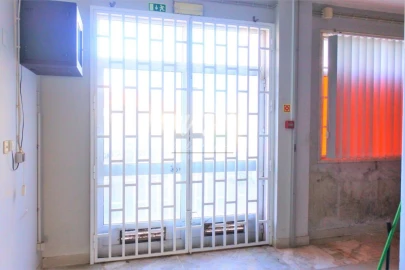 Loja para Venda em Santo António dos Cavaleiros e Frielas