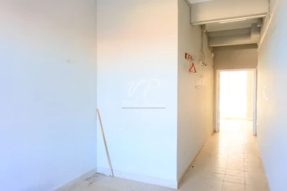 Loja para Venda em Santo António dos Cavaleiros e Frielas