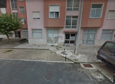 Loja para Venda em Santo António dos Cavaleiros e Frielas