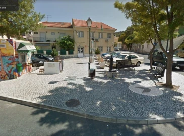 Loja para Venda em Santo António dos Cavaleiros e Frielas