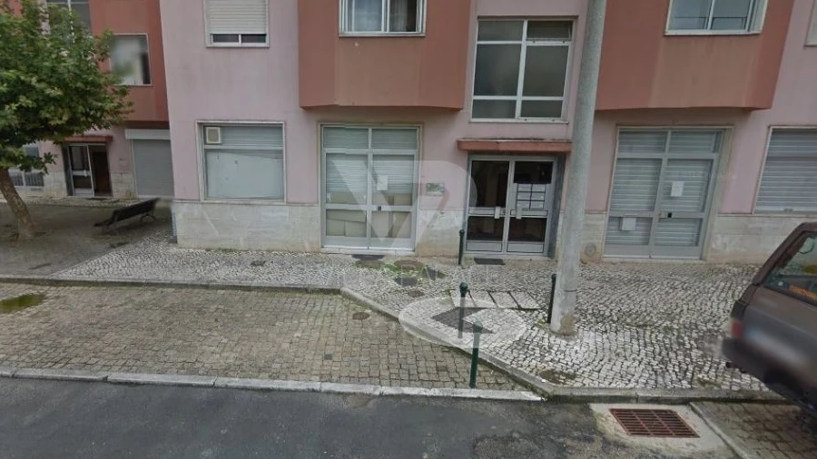 Loja para Venda em Santo António dos Cavaleiros e Frielas