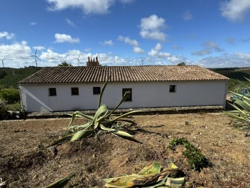 Moradia T2 para Venda em Bensafrim e Barão de São João