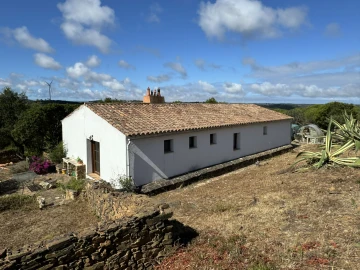 Moradia T2 para Venda em Bensafrim e Barão de São João