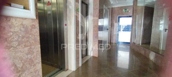 Apartamento T2 para Venda em Santo António dos Cavaleiros e Frielas