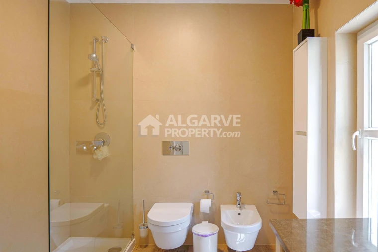 Moradia T4 para Venda em Quarteira Foto 16