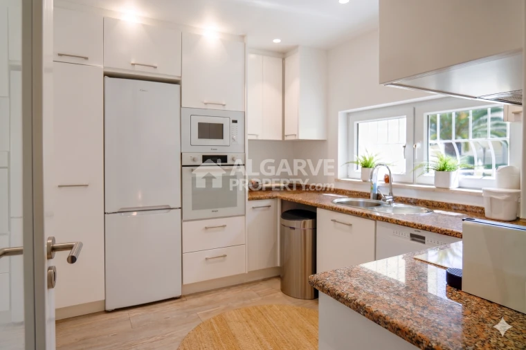 Moradia T4 para Venda em Quarteira Foto 3