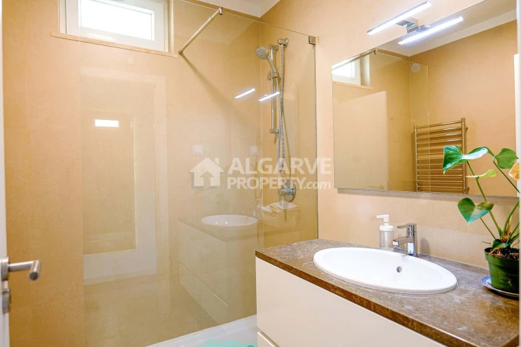 Moradia T4 para Venda em Quarteira Foto 18