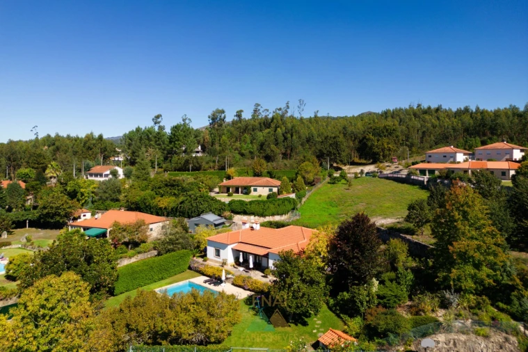 Moradia T4 para Venda em Couto Foto 3