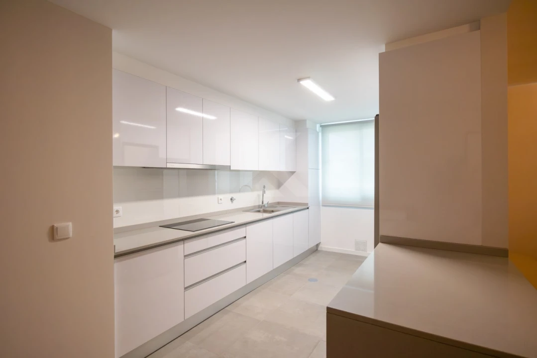 Apartamento T1 para Arrendamento em São Martinho Foto 8