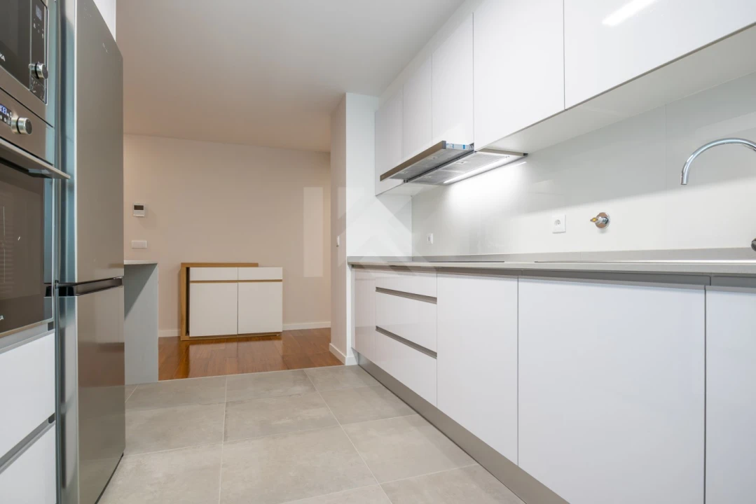 Apartamento T1 para Arrendamento em São Martinho Foto 11