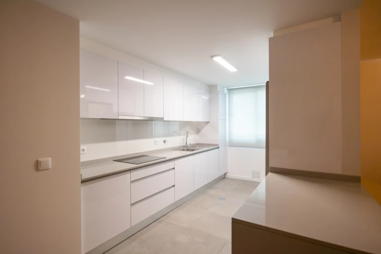 Apartamento T1 para Arrendamento em São Martinho Foto 8